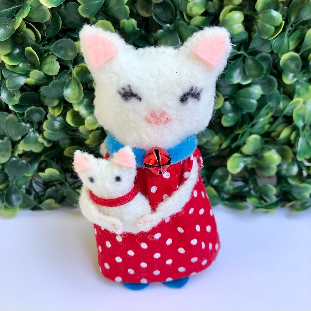 Felt Cat art doll with kitten Red Polka Dot Dress hand-sewn Mom Baby - Picture 7 of 9
